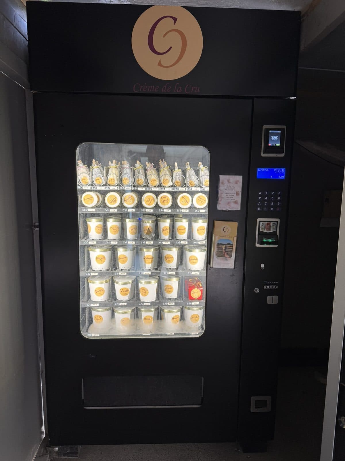 De ijsautomaat van Crème de la Cru aan de Beiaardstraat, gevuld met potjes en frisco's.